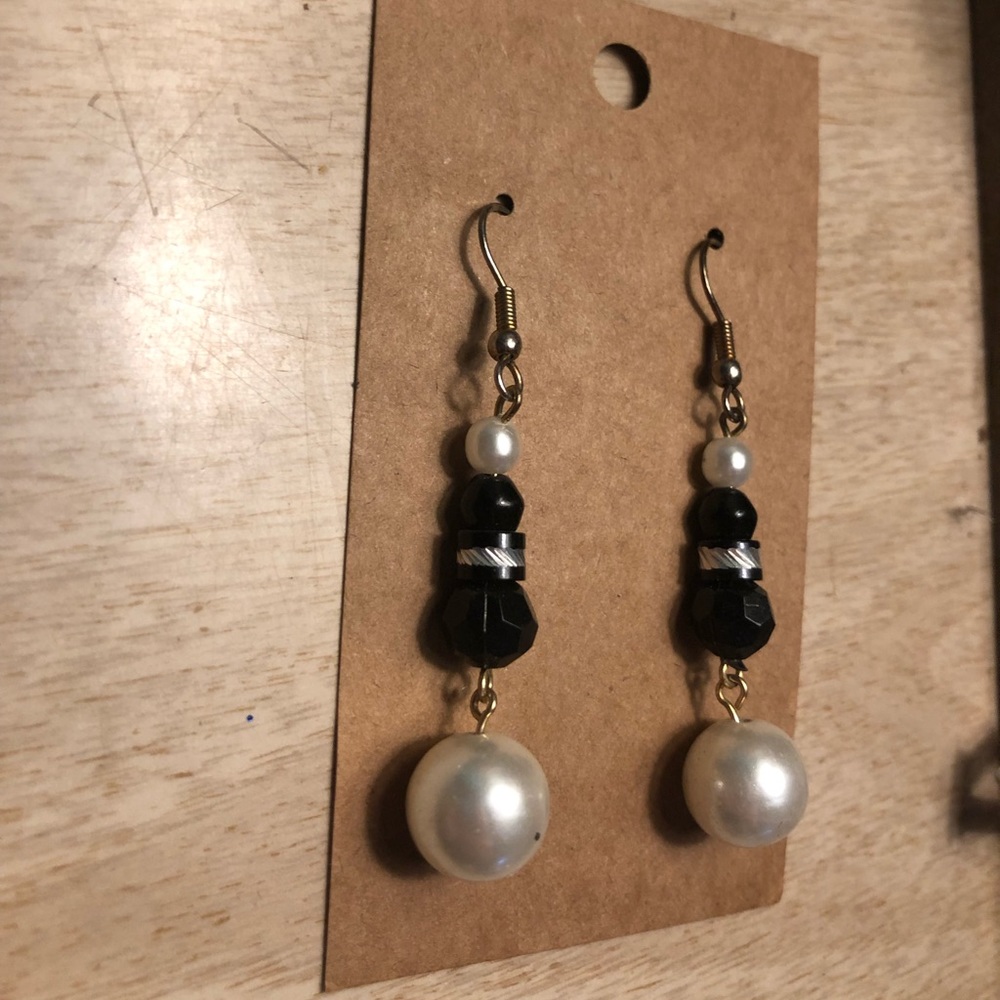 Pearl & Black Dangling Earrings Beaded Jewelry